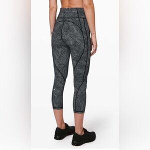 Lululemon Time To Sweat Crop *23"
Free Spirit Alpine White Black Size 8